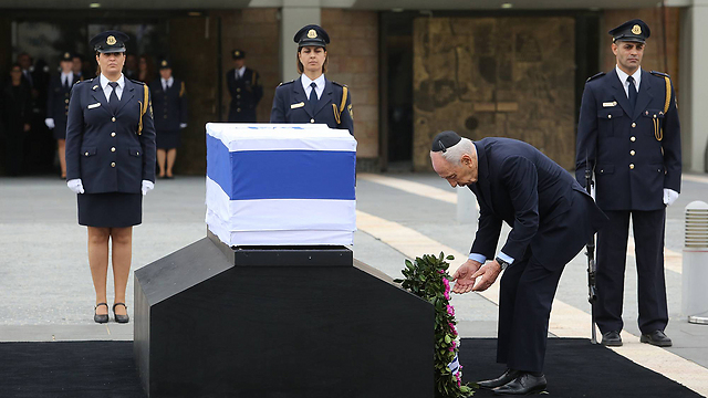 נשיא המדינה מניח זר זיכרון (צילום: גיל יוחנן) (צילום: גיל יוחנן)