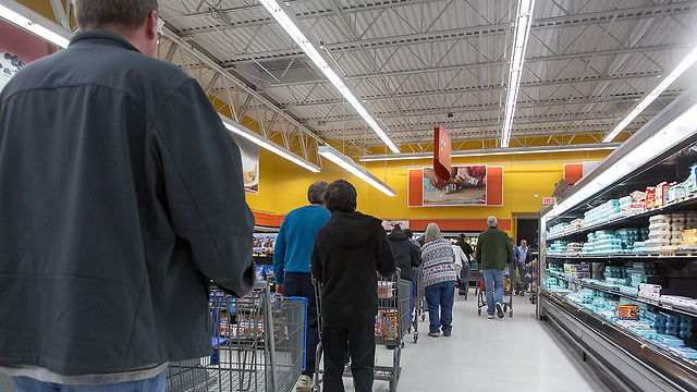 למי יש זמן וחשק לעמוד בתור בסופרמרקט? (צילום: AP) (צילום: AP)