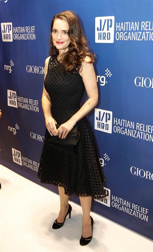 וינונה ריידר בשמלת קוקטייל שחורה (צילום: גטי אימג'בנק) (צילום: גטי אימג'בנק)