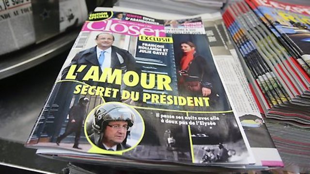 התמונות שחשפו את הרומן על שער מגזין צרפתי (צילום: AP) (צילום: AP)