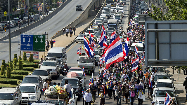 המפגינים חסמו כבישים ועשו פיקניק על המדרכות (צילום: AP) (צילום: AP)