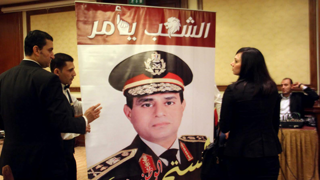 הקמפיין לנשיאות כבר החל, לא באופן רשמי. תמונת א-סיסי בקהיר (צילום: AP) (צילום: AP)