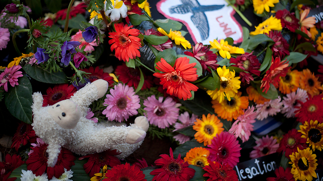 ערימת פרחים וכבשה. קברו של שרון (צילום: AP) (צילום: AP)