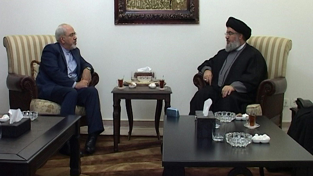 נסראללה עם שר החוץ של הפטרון האיראני, מוחמד זריף (צילום: AFP PHOTO / HEZBOLLAH PRESS OFFICE) (צילום: AFP PHOTO / HEZBOLLAH PRESS OFFICE)