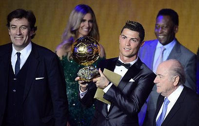 רונאלדו מניף את כדור הזהב (צילום: AFP) (צילום: AFP)