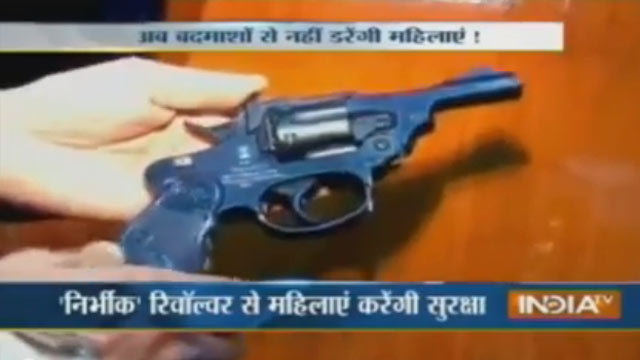 האקדח שוקל 500 גרם ועולה כ-2,000 דולר - שליש ממשכורת שנתית ממוצעת בהודו ()