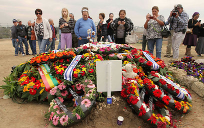 Visitors to Sharon's grave (Photo: Ido Erez) (Photo: Ido Erez)