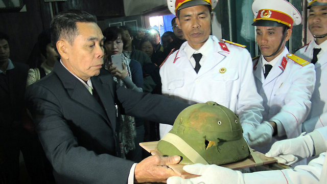 קרובו של החייל הונג מקבל את הקסדה בטקס מיוחד (צילום: AP) (צילום: AP)