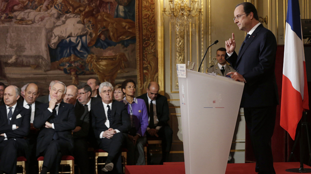 מה עבר לו מעל הראש? נשיא צרפת הולנד בארמון האליזה (צילום: AFP) (צילום: AFP)
