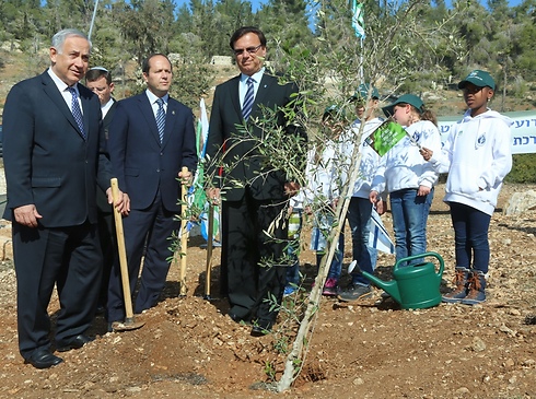 Prime Minister Netanyahu, Jerusalem Mayor Barkat and KKL-JNF chairman Efi Stenzler planting trees with children (Photo: Sason Tiram)