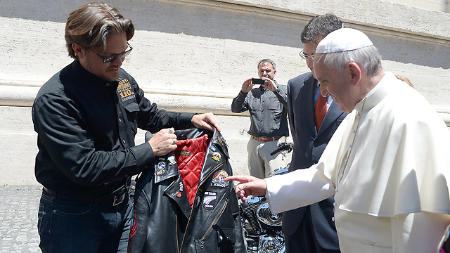 גם מעיל האופנועים יועמד למכירה (צילום: AP) (צילום: AP)