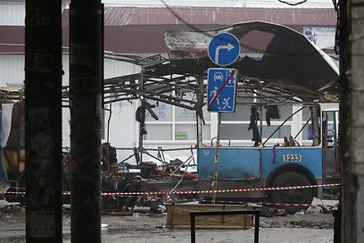 האוטובוס ההרוס לאחר הפיגוע בוולגוגרד  (צילום: AP) (צילום: AP)