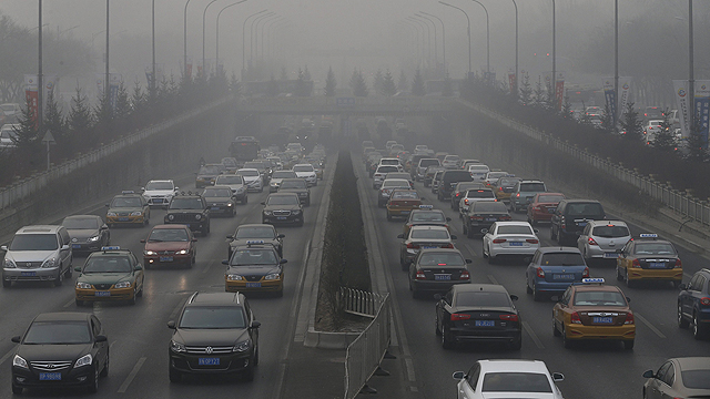 רואים כמה מאות מטרים קדימה. כביש בבייג'ינג בשבוע שעבר (צילום: EPA) (צילום: EPA)