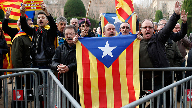 מפגינים בעד עצמאות קטלוניה מחוץ לפרלמנט, בצהריים (צילום: רויטרס) (צילום: רויטרס)
