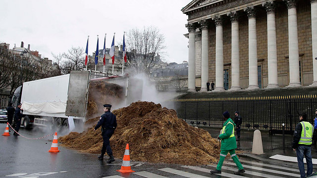 ערימת הדשן בפריז (צילום: רויטרס) (צילום: רויטרס)