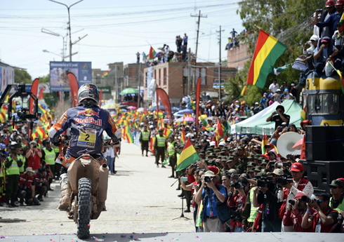 האופנוען הספרדי מארק קומה בסיום שלב 7 במרוץ ראלי דקר בין הערים סלטה לאויוני בבוליביה (צילום: AFP) (צילום: AFP)