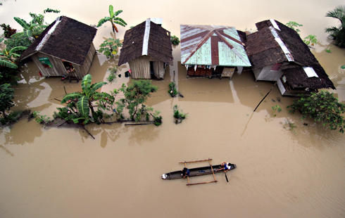 העיר בוטואן שבפיליפינים מוצפת והדרך היחידה לעבור ממקום למקום היא באמצעות סירות עץ. 22 בני אדם נהרגו ו-200 אלף נאלצו לעזוב את בתיהם בשיטפונות באזור בעקבות הגשמים הכבדים (צילום: AFP) (צילום: AFP)