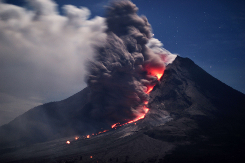 כ-25 אלף בני אדם נאלצו לפנות  את בתיהם באזור קארו שבאינדונזיה בעקבות סדרת התפרצויות של הר הגעש סינבונג (צילום: AFP) (צילום: AFP)