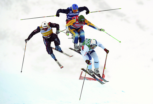 הגולשים ארנו בולובנטה מצרפת, ג'ו סוונסון מארה"ב, ויקטור אלינג נורברג משבדיה וג'וני מלינן מפינלנד מתחרים באליפות העולם בסקי-קרוס המתקיימת באלפים הצרפתיים (צילום: AFP) (צילום: AFP)