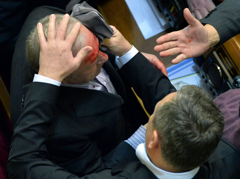 הדיונים על התקציב בפרלמנט האוקראיני גלשו לפסים אלימים ואחד מחברי הקואליציה נפצע בראשו במהלך ויכוח עם איש אופוזיציה (צילום: AFP) (צילום: AFP)