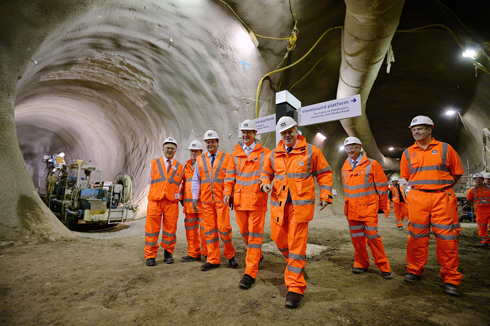 ראש ממשלת בריטניה דיוויד קמרון וראש העיר לונדון בוריס ג'ונסון בביקור באתר בנייה מתחת לתחנת טוטנהאם קורט רואד כחלק מפרויקט הרחבת מערכת התחבורה הציבורית (צילום: גטי אימג'בנק) (צילום: גטי אימג'בנק)