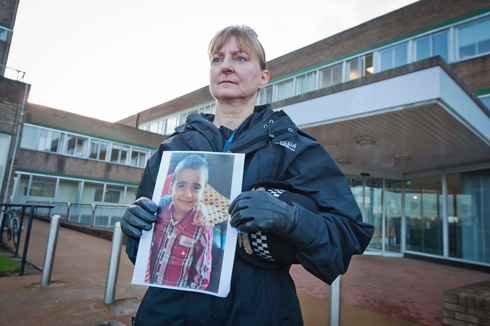 חוקרת משטרה סקוטית מחזיקה בתמונתו של מיכאל קולר, פעוט בן 3 שנעדר ממיטתו. מאוחר יותר נמצאה גופתו בסמוך לבית דודתו ואמו נעצרה בחשד לרצח (צילום: גטי אימג'בנק) (צילום: גטי אימג'בנק)