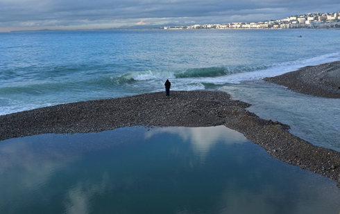דייג עומד בחוף הים בעיר ניס שבדרום-מזרח צרפת (צילום: AP) (צילום: AP)
