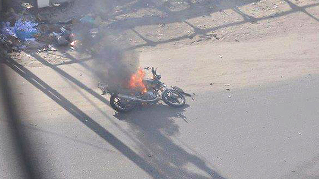 האופנוע שעליו רכבו שני הפלסטינים ()