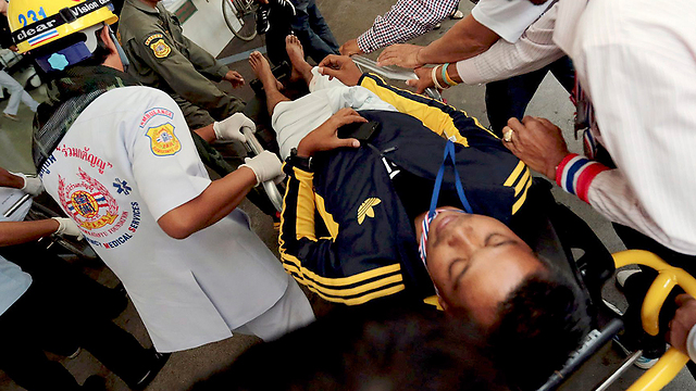 פינוי פצוע בבנגקוק (צילום: EPA) (צילום: EPA)