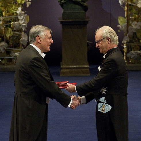 שכטמן מקבל את פרס נובל בדצמבר 2011 (צילום: AFP) (צילום: AFP)