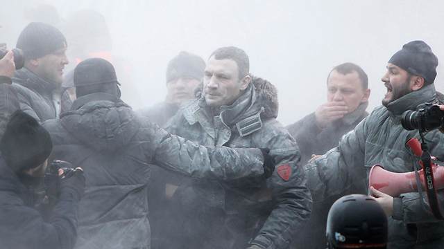 ויטלי קליצ'קו (במרכז) מנסה לחצוץ בין המפגינים לשוטרים (צילום: רויטרס) (צילום: רויטרס)