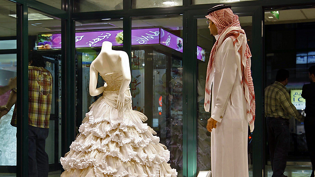 בובות חתן וכלה בסעודיה שבה אין חוק הקובע גיל מינימלי לנישואים (צילום: AP) (צילום: AP)