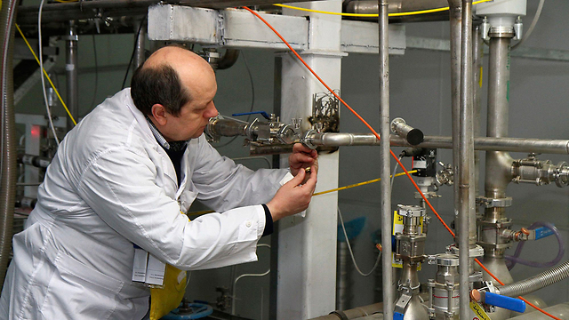 An IAEA inspector at a plant in natanz (צילום: AP)