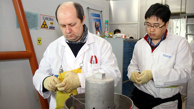 IAEA inspectors dismantle centrifuges in Natanz (Photo: EPA)
