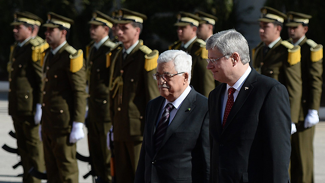 Abbas presents Palestinian security forces to Harper (Photo: AP)