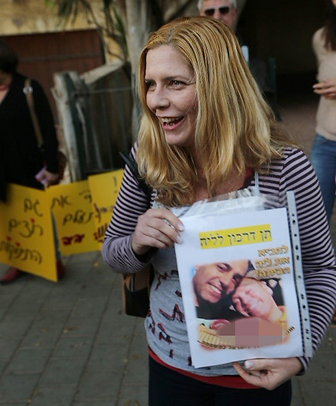 Woman holding up picture of surrogate baby Leah (Photo: Motti Kimchi)