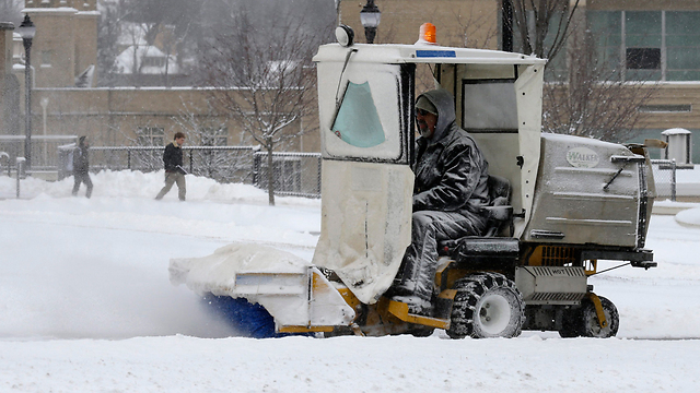 מפלסת שלג בפעולה בסינסינטי (צילום: AP) (צילום: AP)