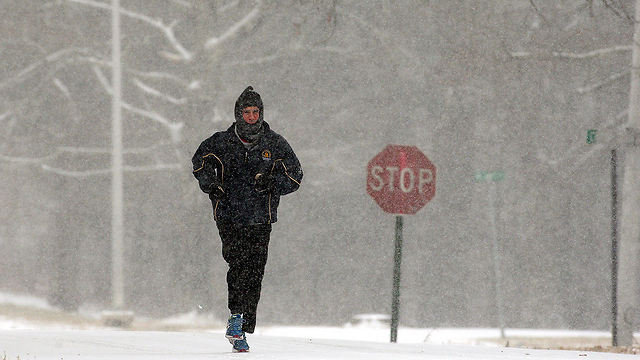 ג'וגינג בין פתיתי השלג של ניו ג'רזי (צילום: AP) (צילום: AP)