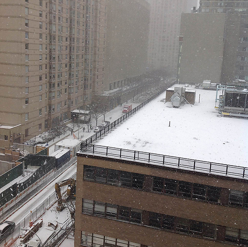 גגות הבניינים בניו יורק, והשלג מוסיף לרדת (צילום: אטילה שומפלבי) (צילום: אטילה שומפלבי)