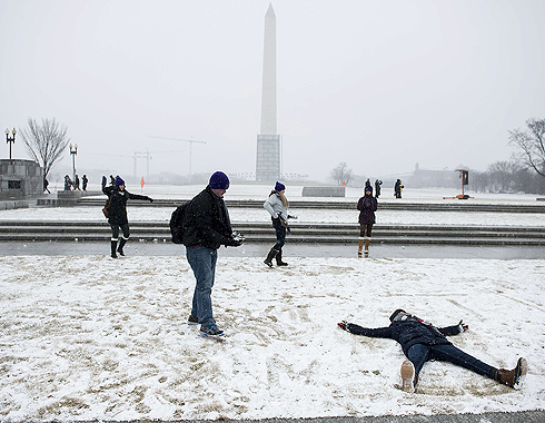משחקים בשלג בוושינגטון הבירה (צילום: AFP) (צילום: AFP)
