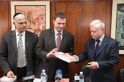 מבקר המדינה מגיש את הדו"ח ליו"ר הכנסת ()