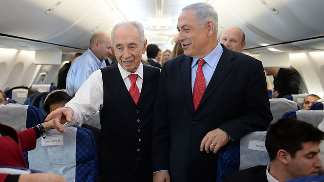 Prime Minister Netanyahu with Peres (Photo: Koby Gideon, GPO)