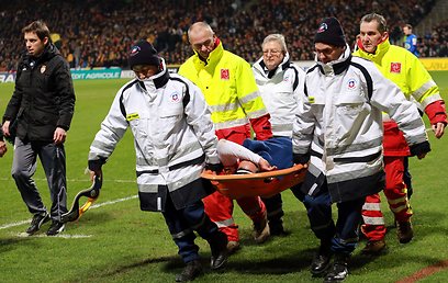 רדאמל פלקאו אחרי הפציעה. אז זה היה נראה רע (צילום: AFP) (צילום: AFP)