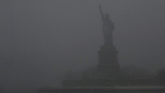 מזהים אותה? פסל החירות נעלם בשלג של ניו יורק (צילום: AFP) (צילום: AFP)