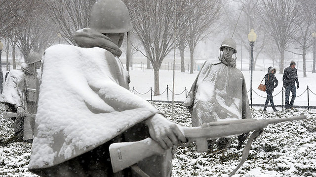 שלג מכסה את הפסלים באנדרטה ללוחמי מלחמת קוריאה, וושינגטון (צילום: EPA) (צילום: EPA)
