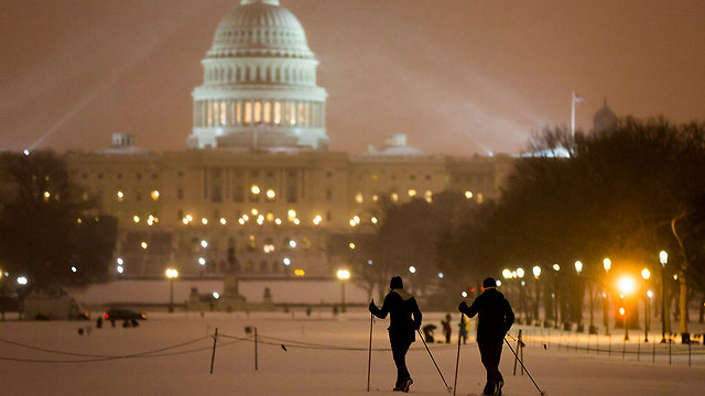 עושים סקי ברחובות וושינגטון הבירה (צילום: EPA) (צילום: EPA)