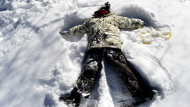 מלאך של שלג בסנטרל פארק בניו יורק (צילום: EPA) (צילום: EPA)