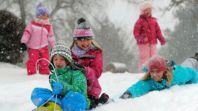 ילדים משחקים בשלג במרילנד (צילום: MCT) (צילום: MCT)