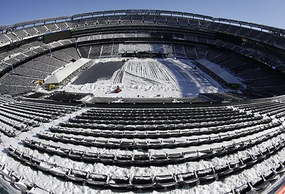 האצטדיון בניו ג'רזי מכוסה שלג. מה יהיה ביום ראשון? (צילום: AP) (צילום: AP)