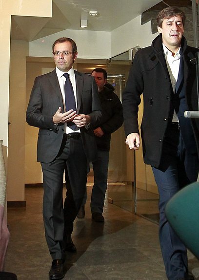 סנדרו רוסיי עוזב את ביתו לפני מסיבת העיתונאים (צילום: EPA) (צילום: EPA)